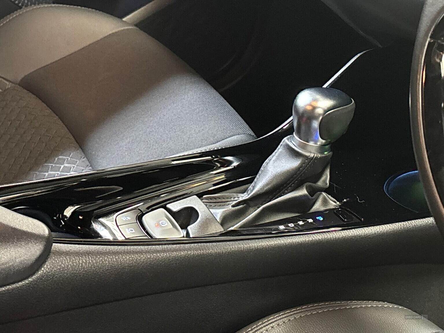 Jan 2023 Toyota C-HR 1.8 Hybrid Design 5Dr Cvt