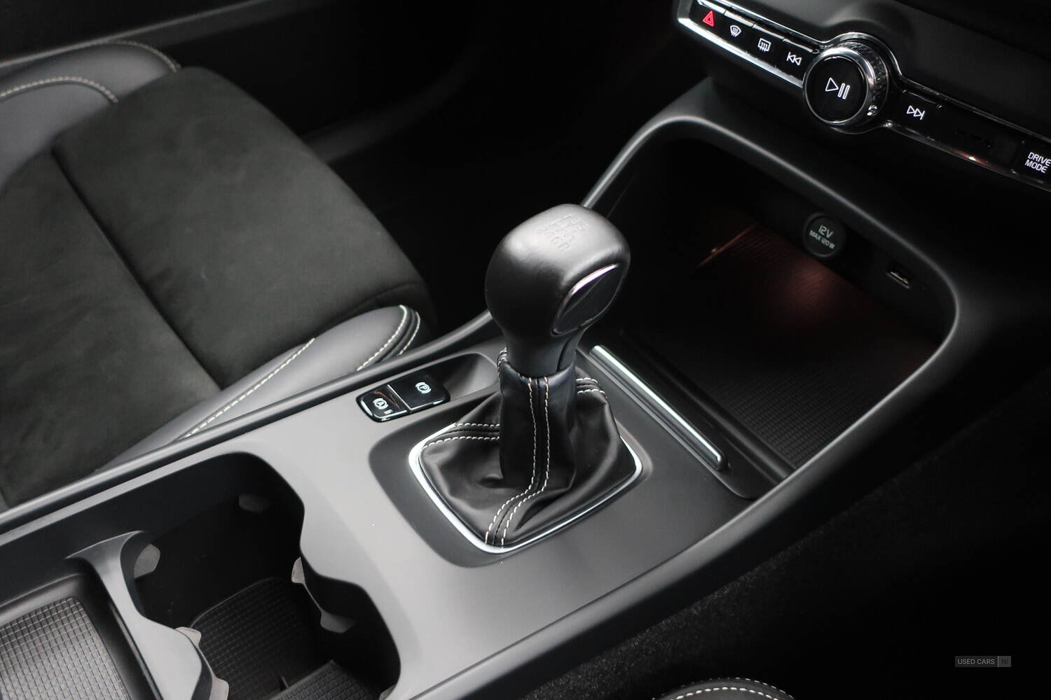 Apr 2021 Volvo XC40 1.5 T3 [163] R DESIGN 5dr