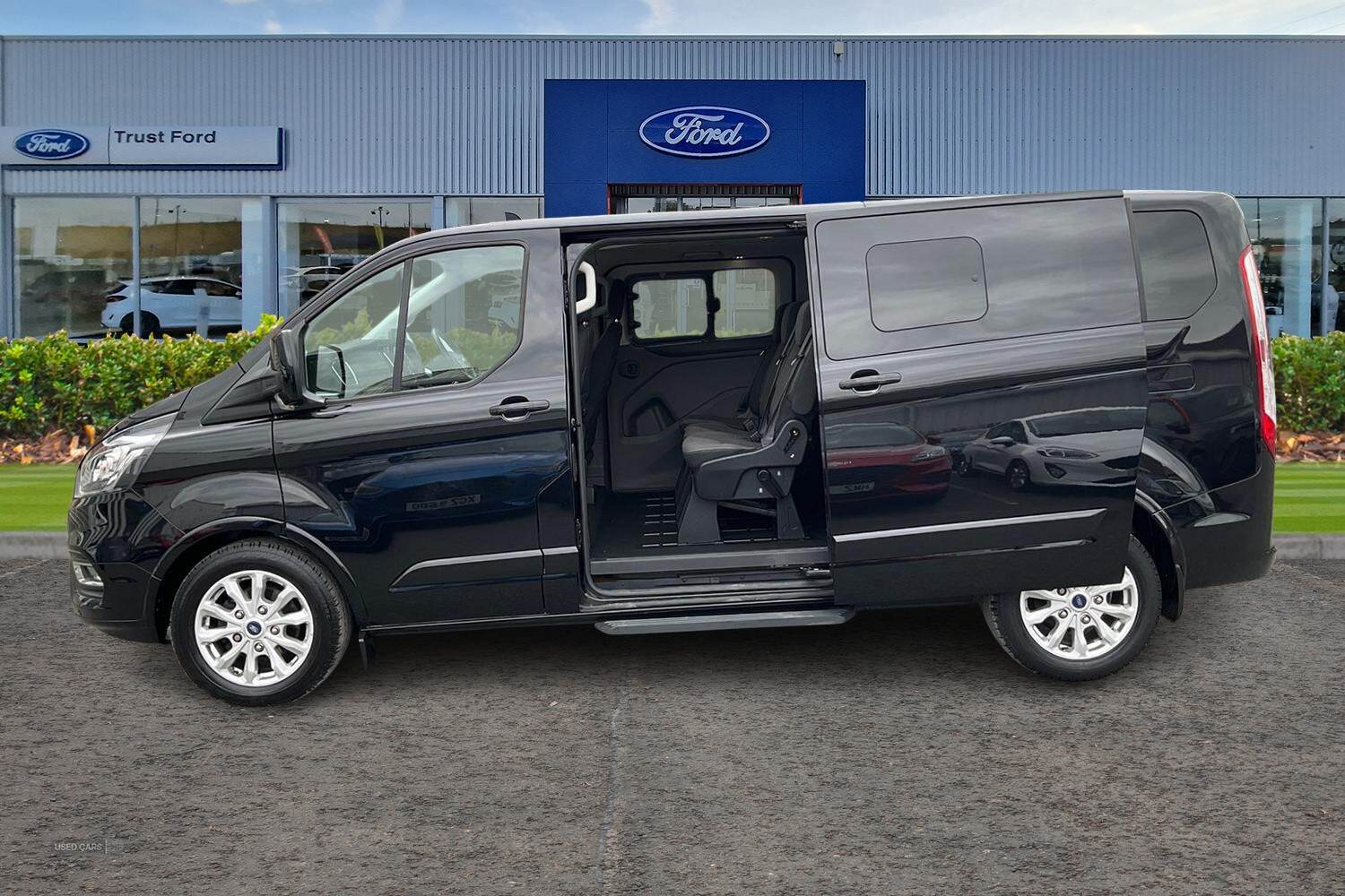 May 2022 Ford Tourneo Custom 2.0 EcoBlue 130ps L/R 8 Seater Titanium Auto
