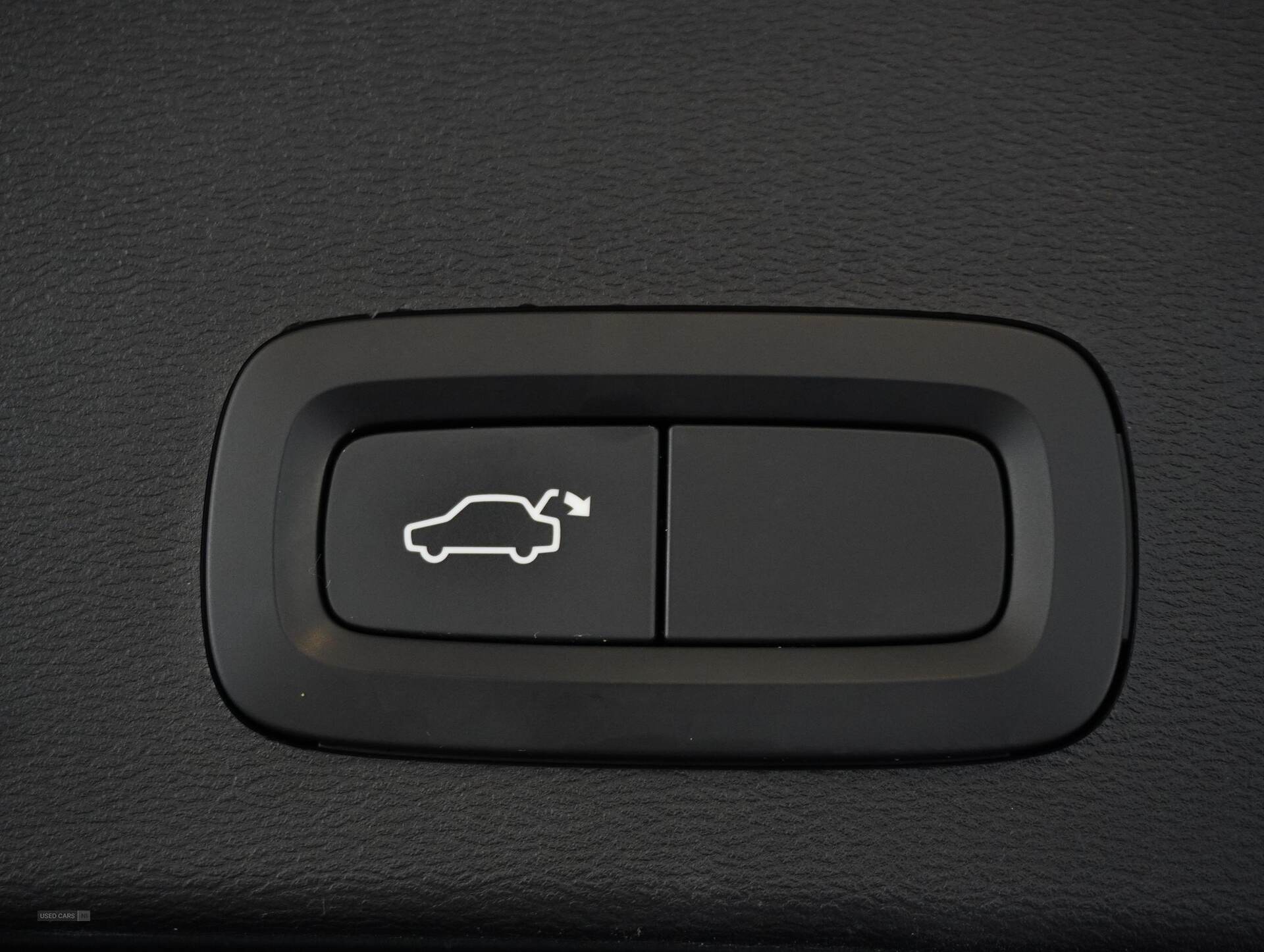 Apr 2021 Volvo XC40 2.0 B4P R DESIGN 5dr Auto