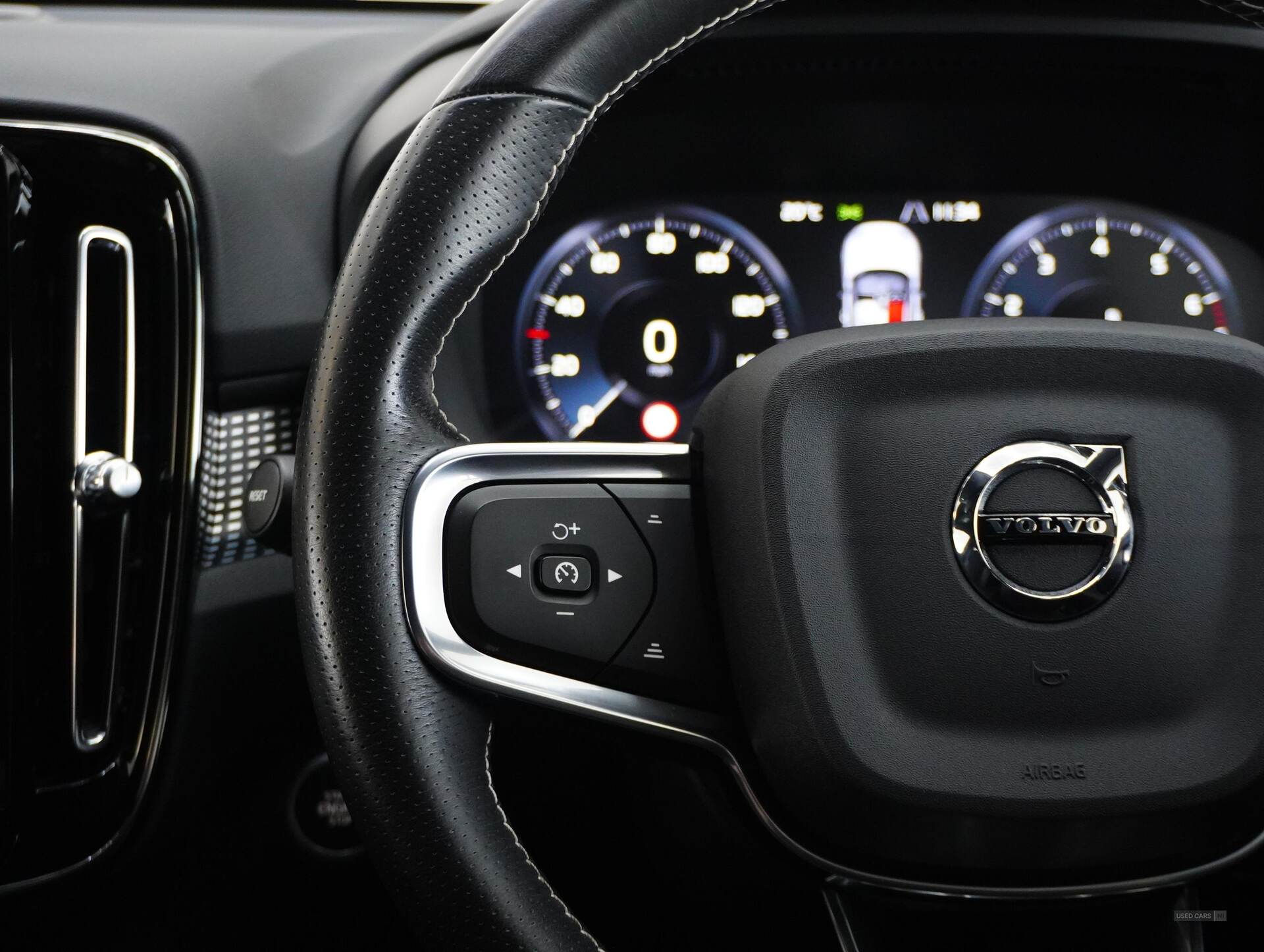 Apr 2021 Volvo XC40 2.0 B4P R DESIGN 5dr Auto