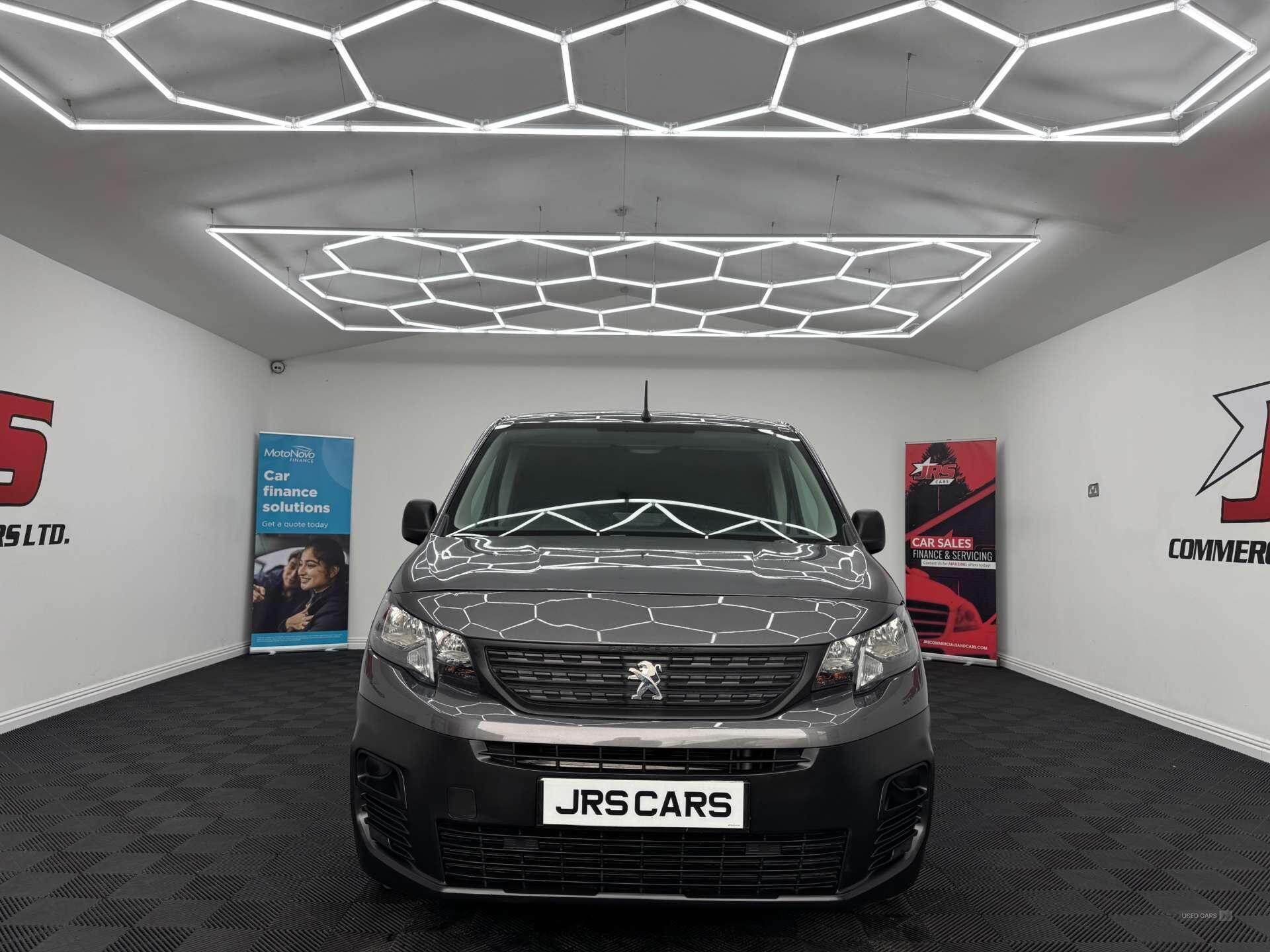 Sep 2023 Peugeot Partner 1000 1.5 BlueHDi 100 Professional Premium + Van