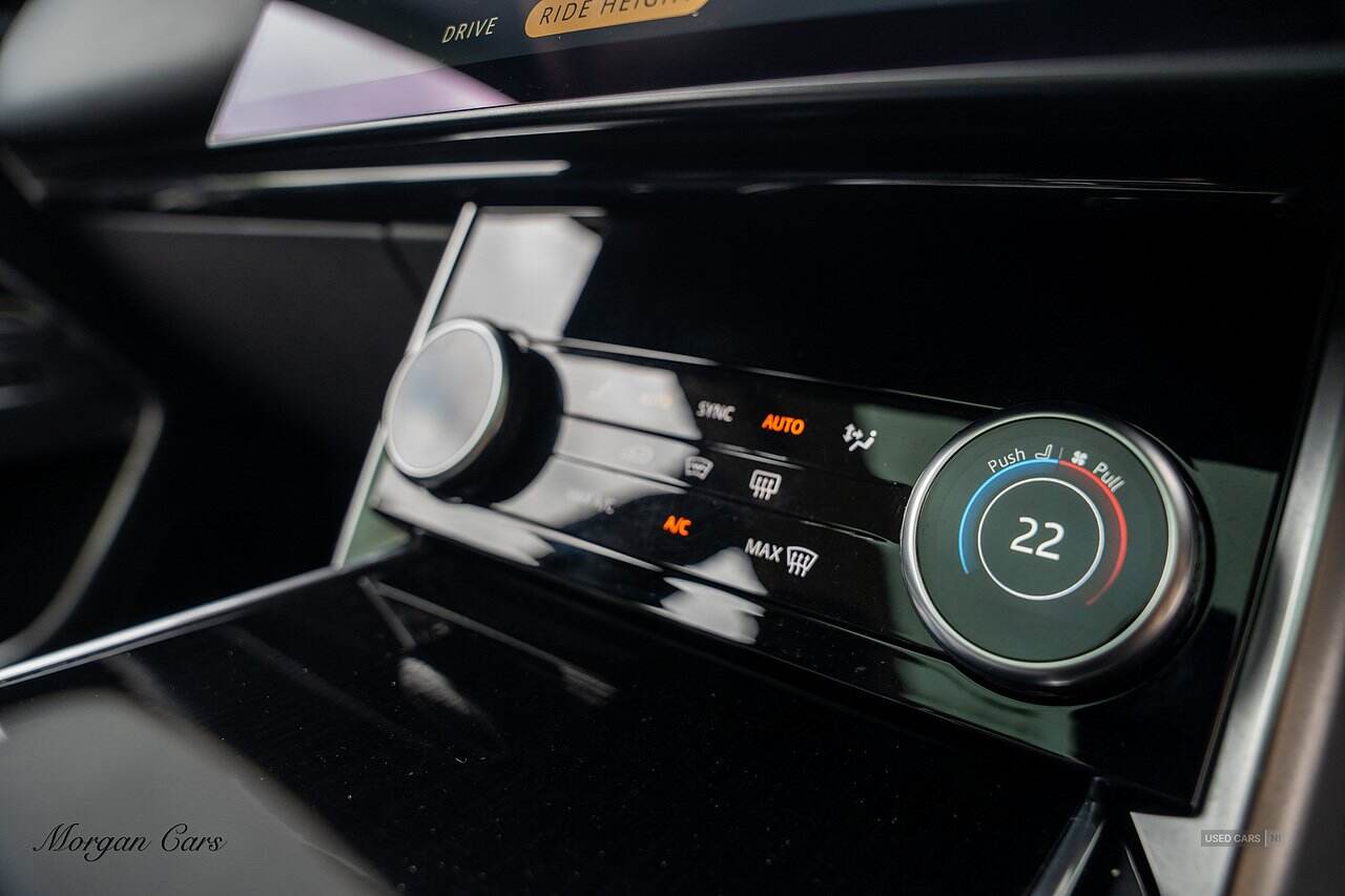 May 2022 Land Rover Range Rover 3.0 P400 SE 4dr Auto