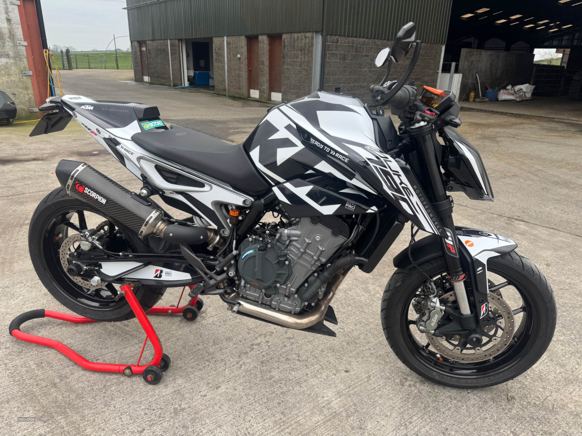 KTM Duke 790 in Down