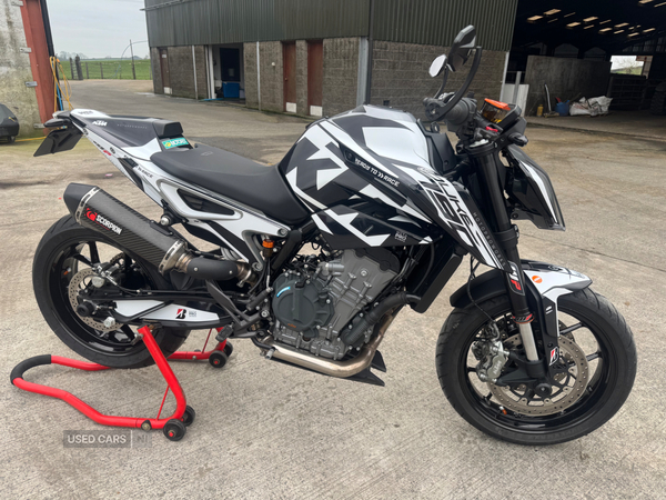 KTM Duke 790 in Down