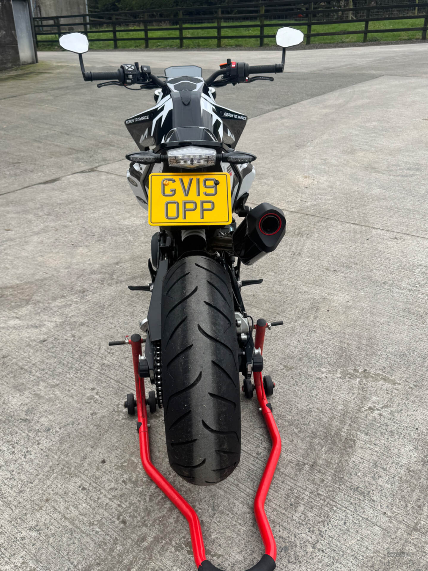 KTM Duke 790 in Down
