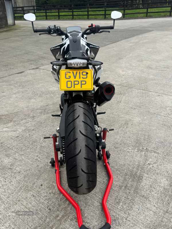 KTM Duke 790 in Down