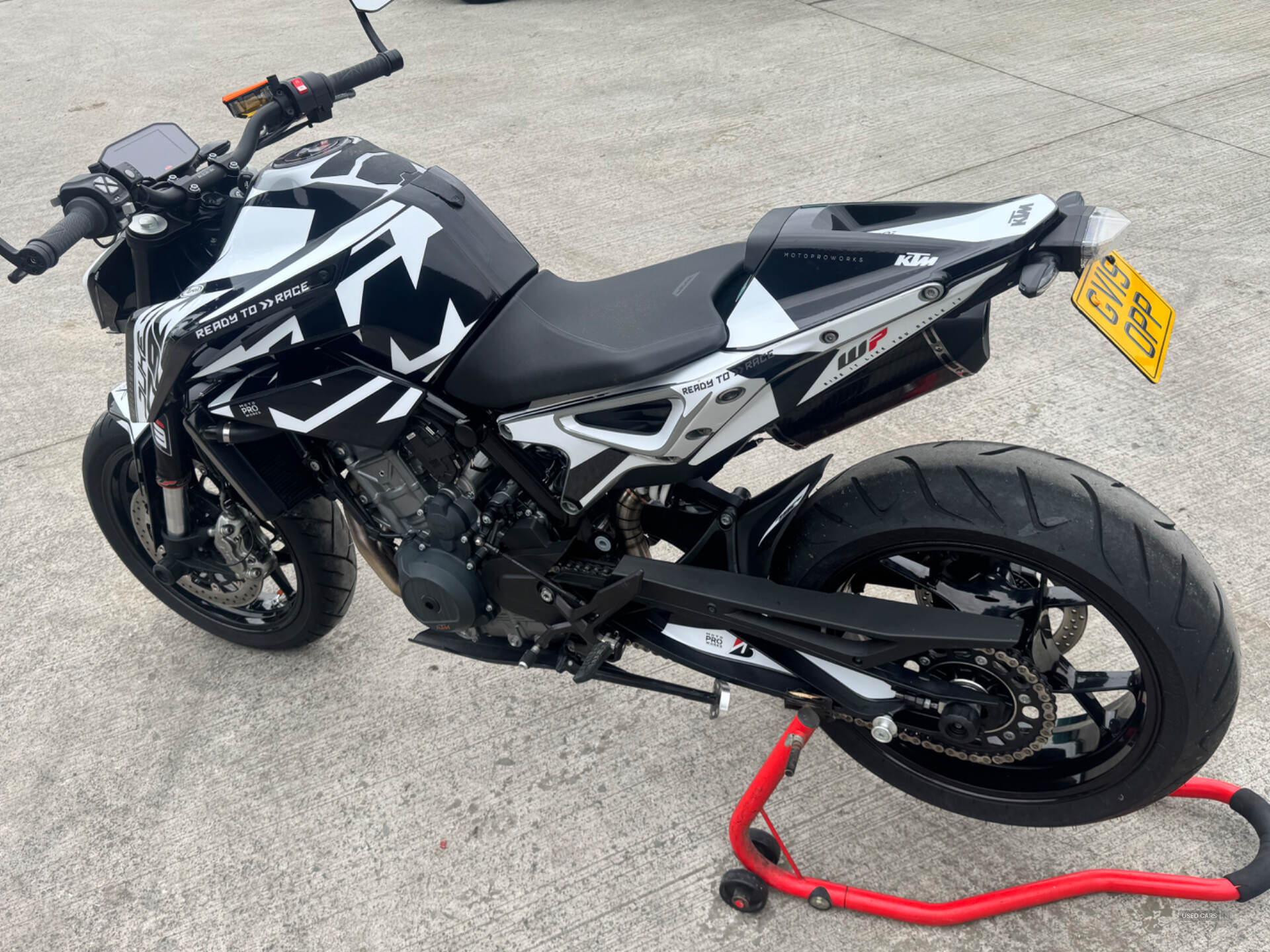 KTM Duke 790 in Down