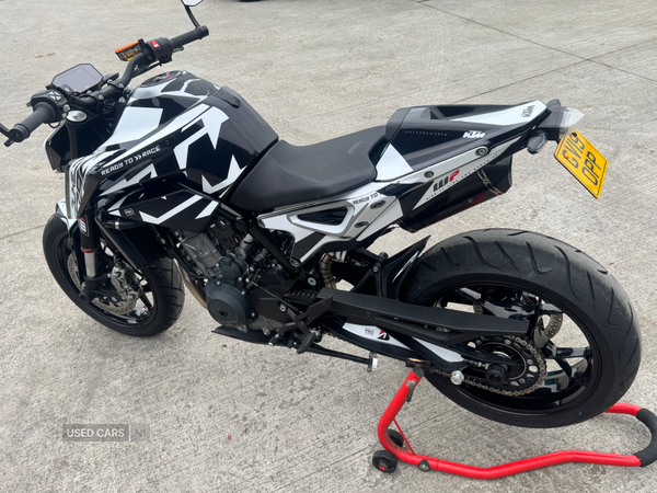 KTM Duke 790 in Down
