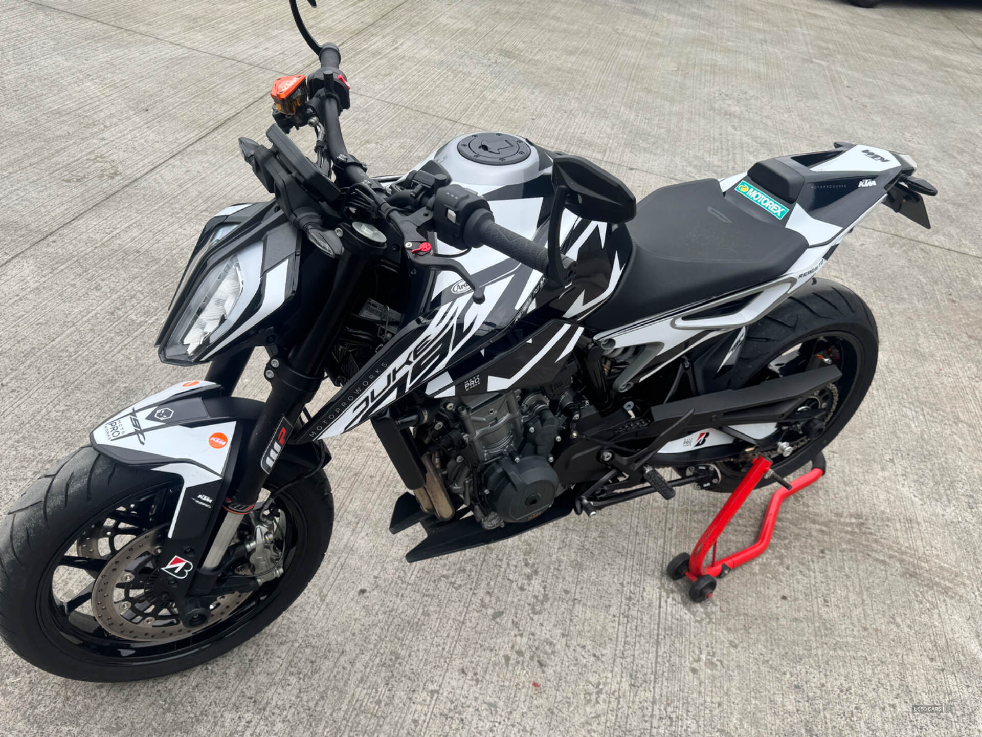 KTM Duke 790 in Down