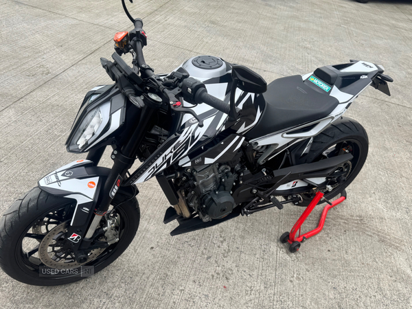 KTM Duke 790 in Down
