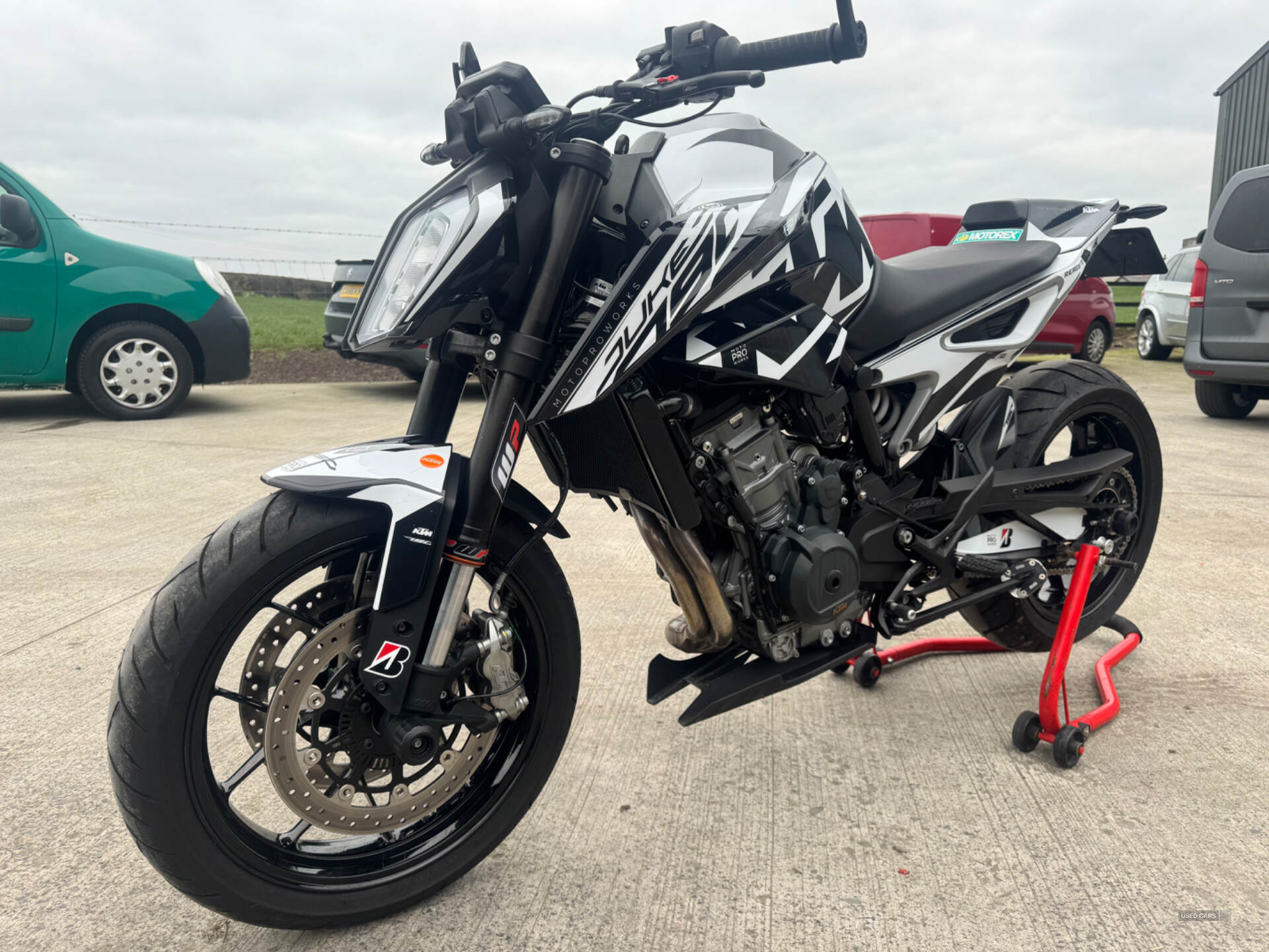 KTM Duke 790 in Down