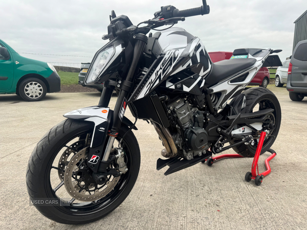 KTM Duke 790 in Down