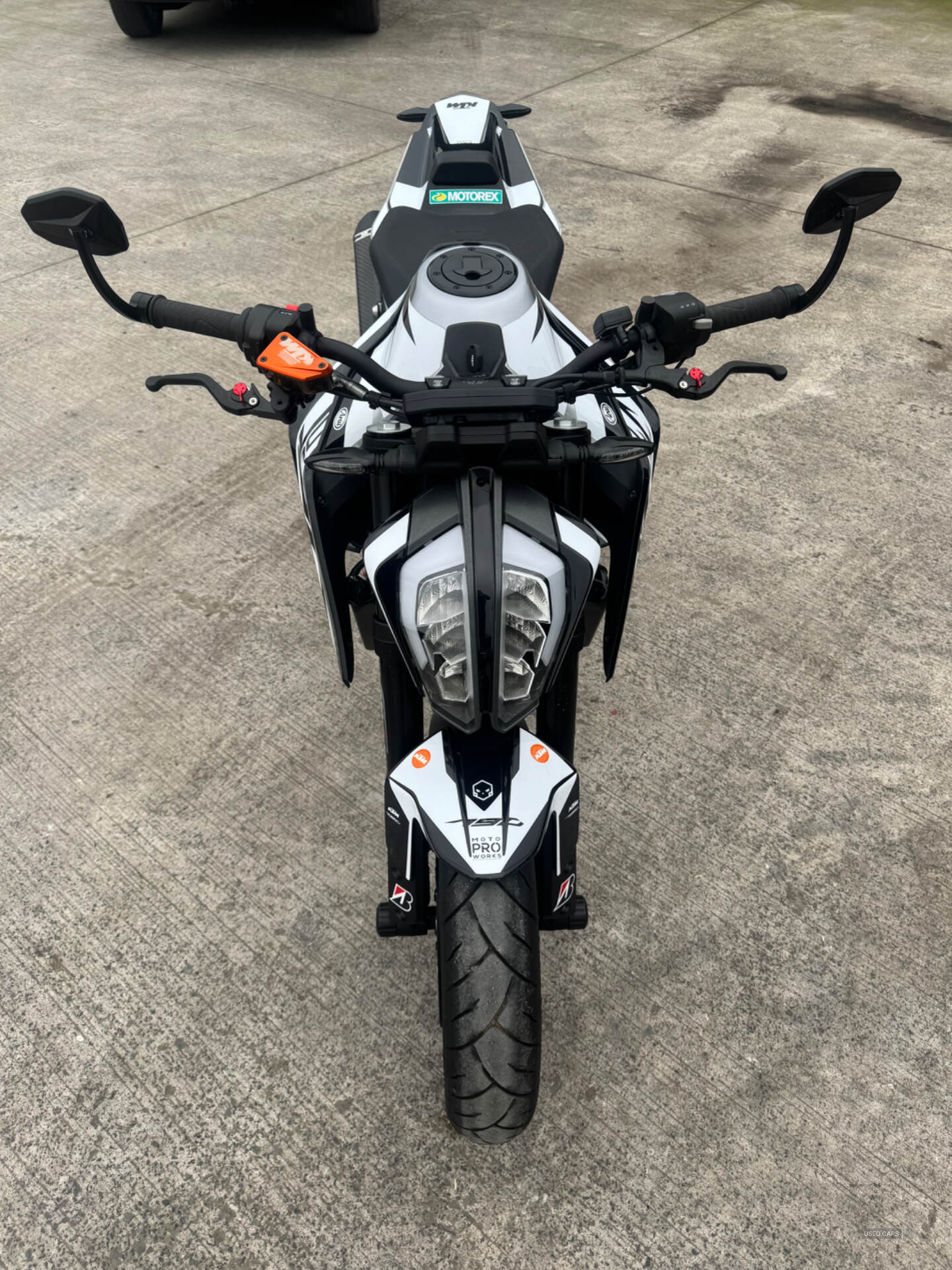 KTM Duke 790 in Down