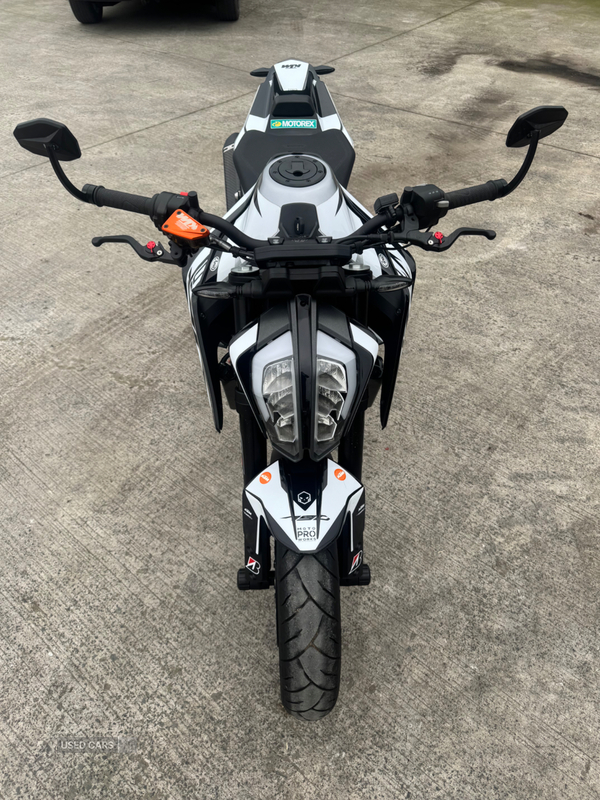 KTM Duke 790 in Down