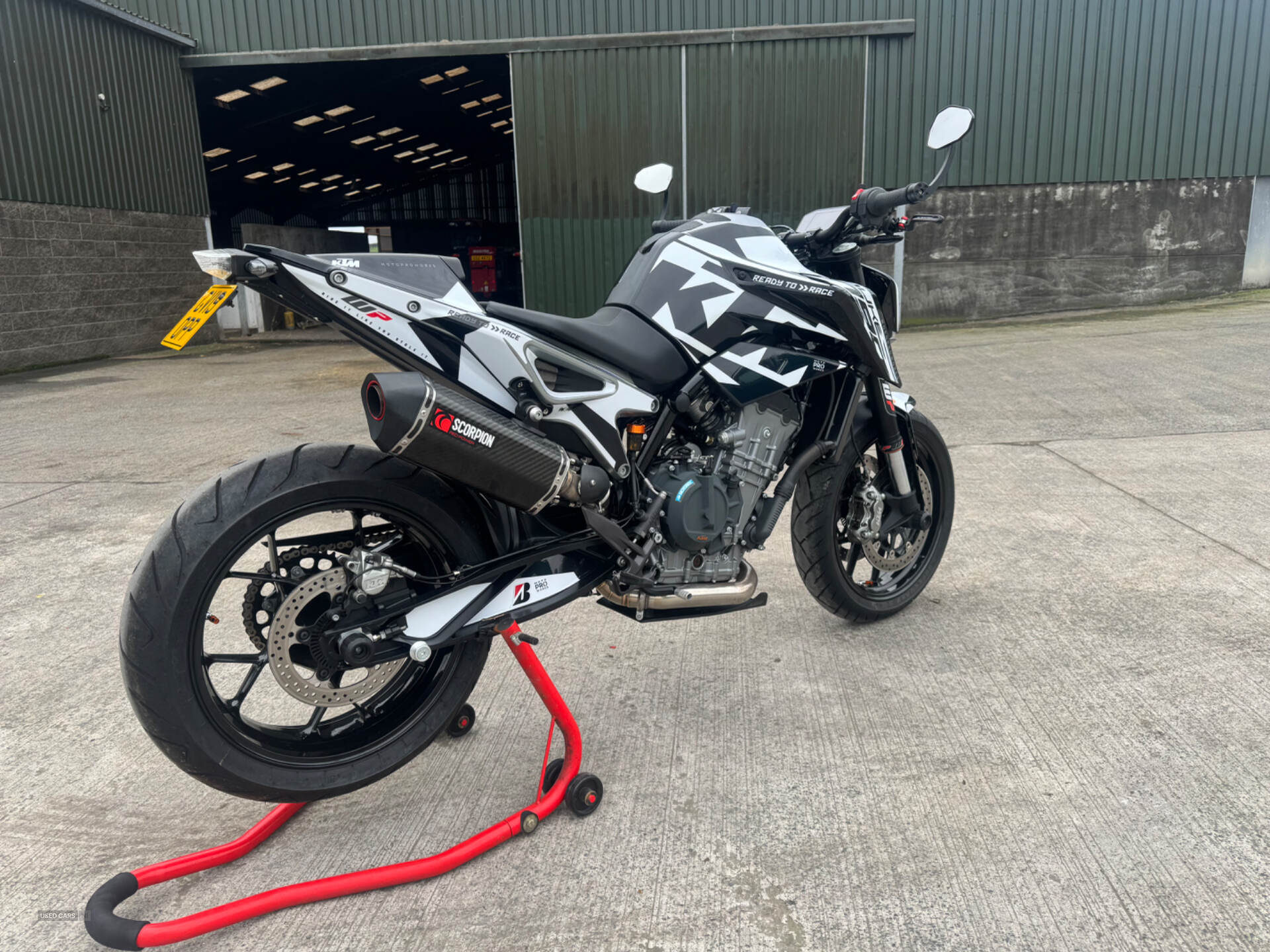 KTM Duke 790 in Down