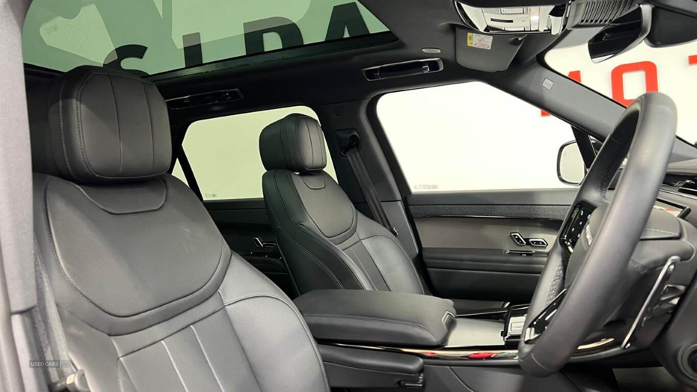 Jan 2025 Land Rover Range Rover Sport 3.0 D300 Dynamic SE 5dr Auto