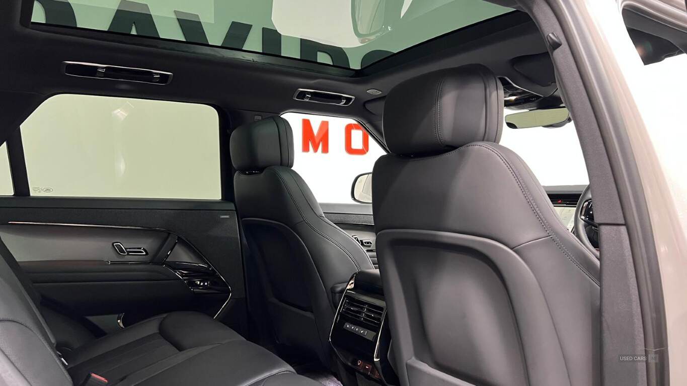 Jan 2025 Land Rover Range Rover Sport 3.0 D300 Dynamic SE 5dr Auto