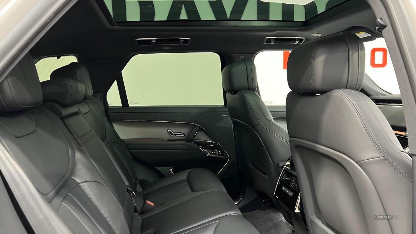 Jan 2025 Land Rover Range Rover Sport 3.0 D300 Dynamic SE 5dr Auto