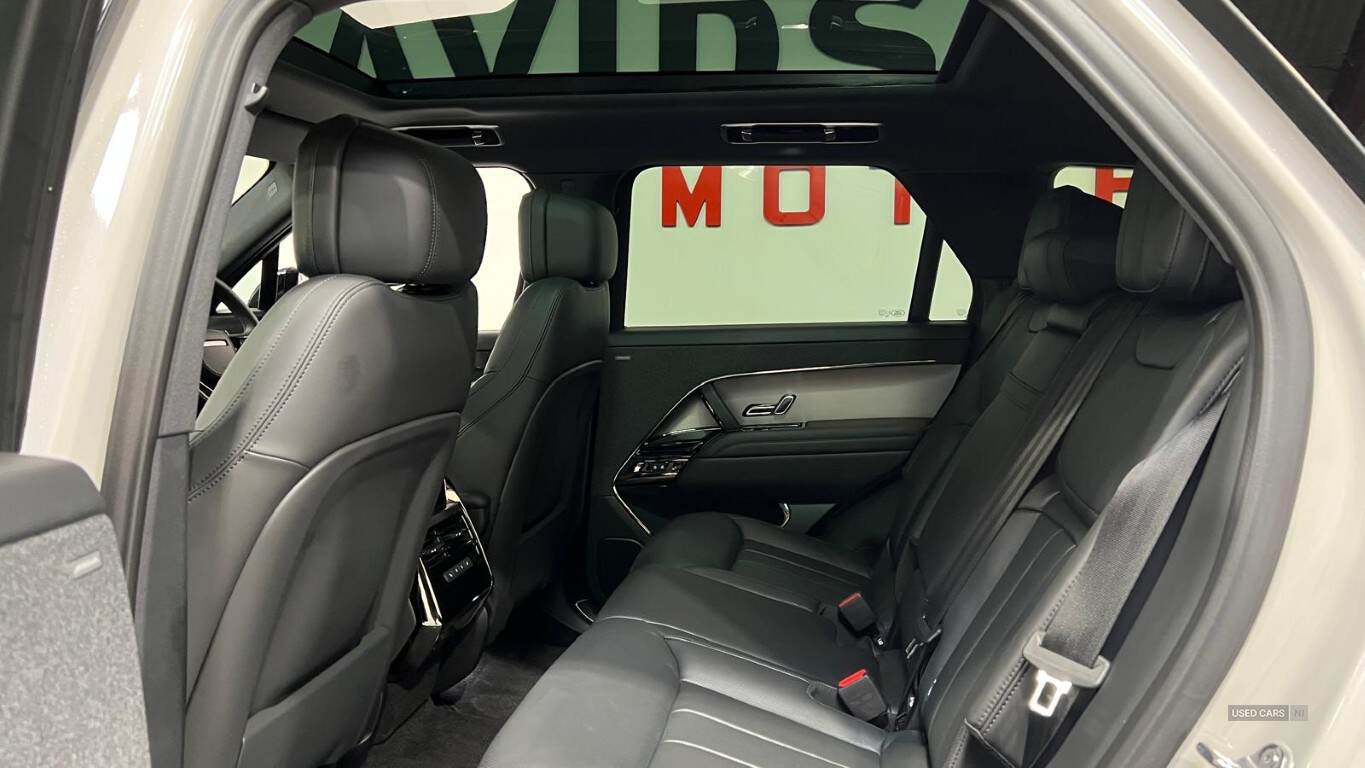Jan 2025 Land Rover Range Rover Sport 3.0 D300 Dynamic SE 5dr Auto