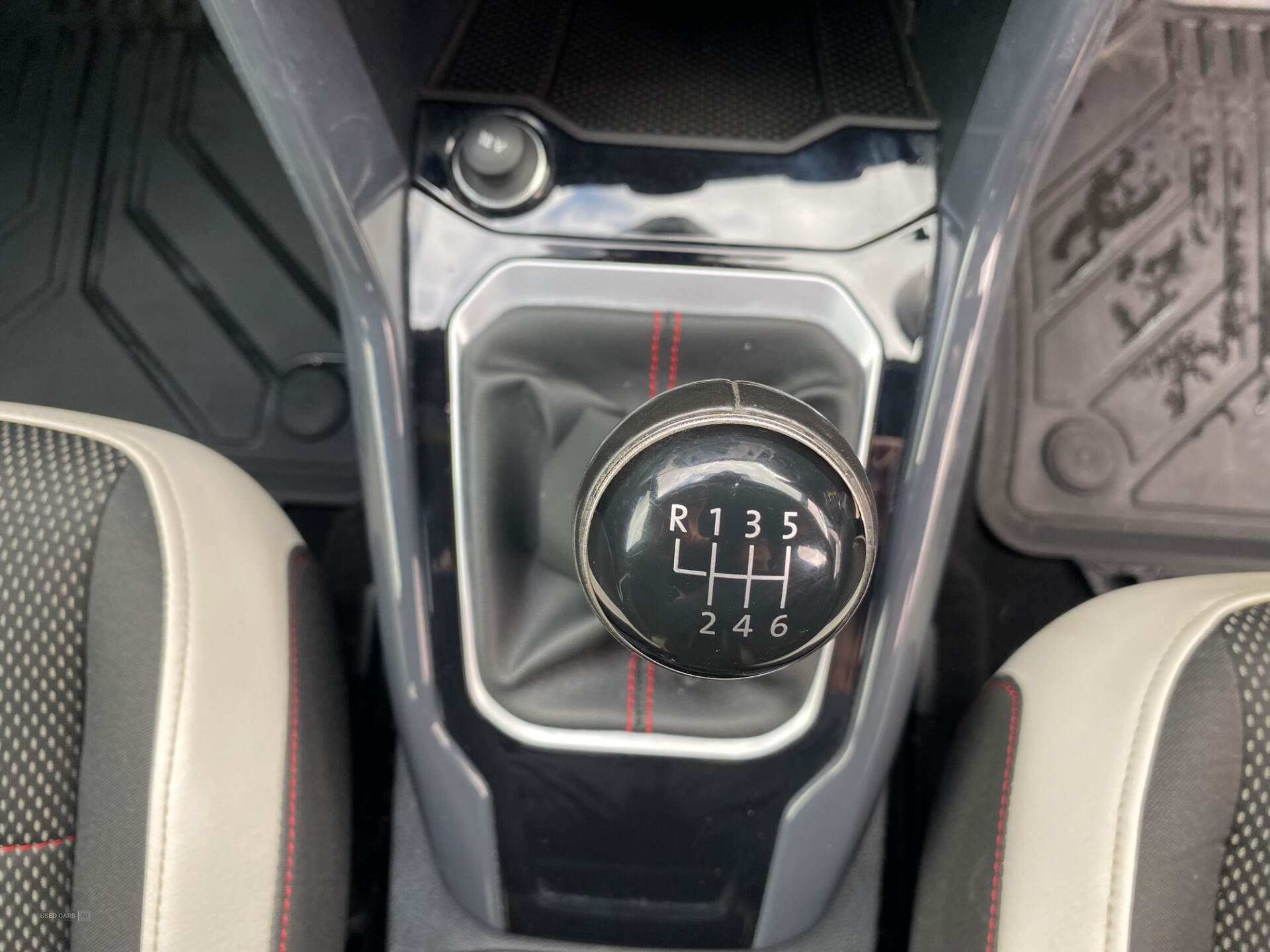 Volkswagen T-Roc HATCHBACK in Down