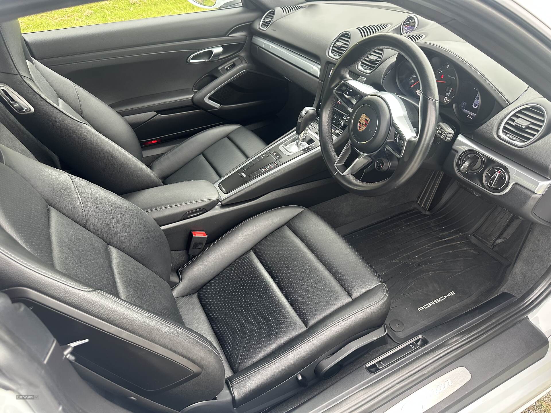 Porsche 718 Cayman COUPE in Down