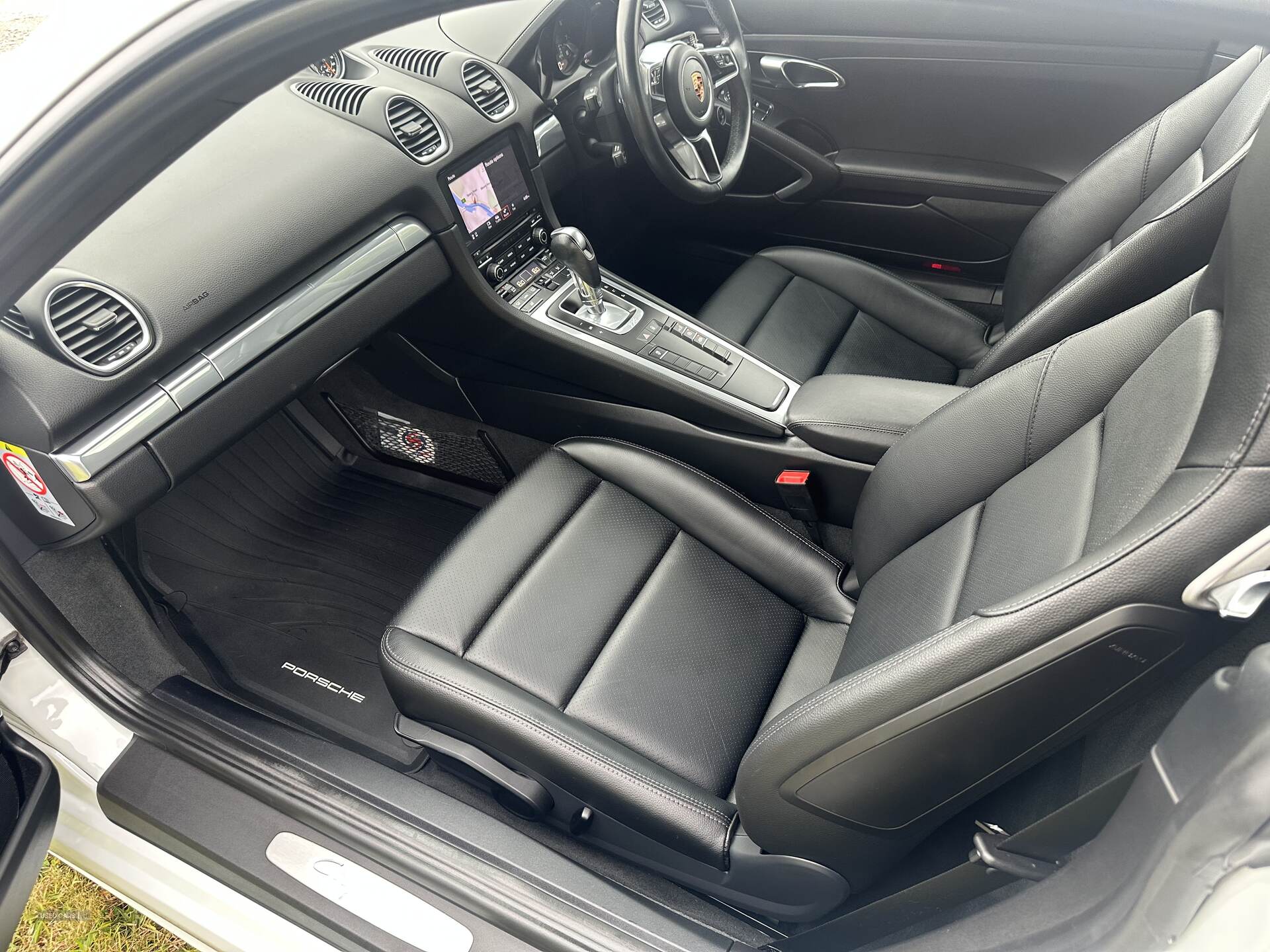 Porsche 718 Cayman COUPE in Down