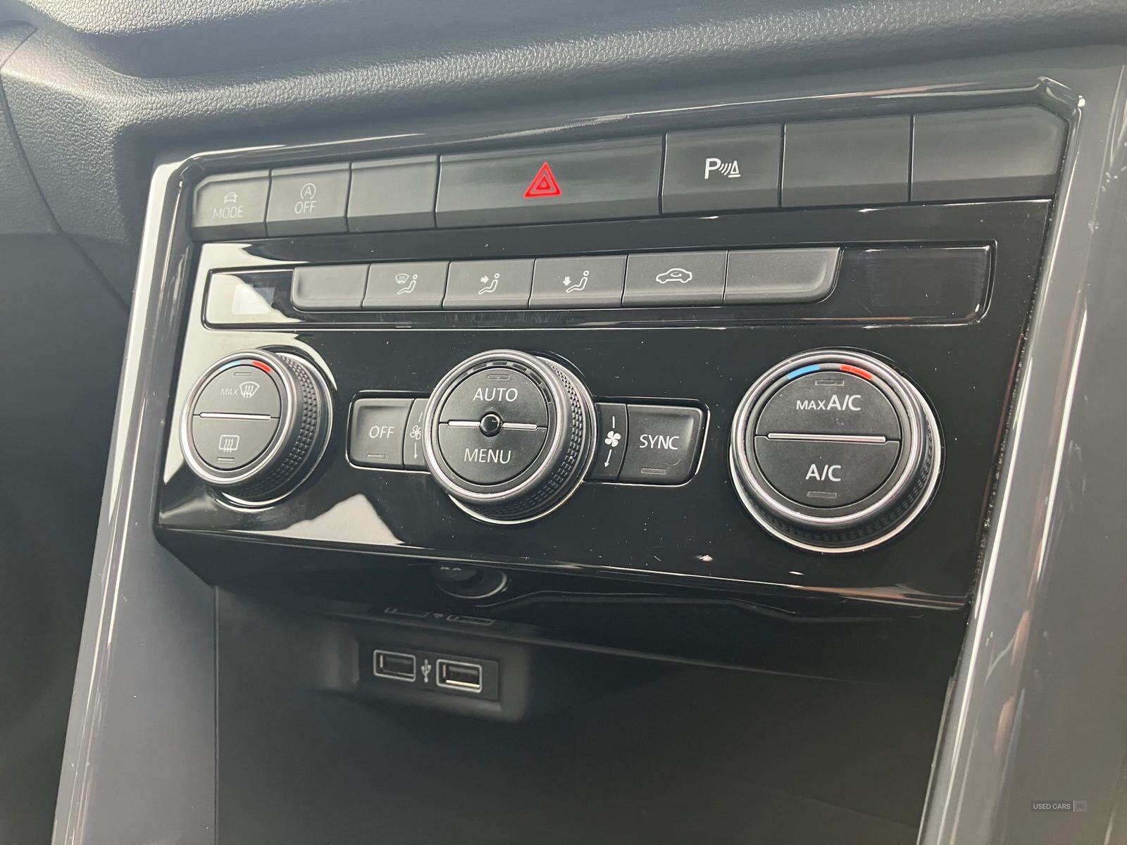 Volkswagen T-Roc HATCHBACK in Down