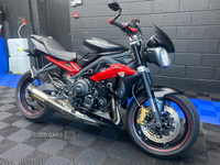Triumph Street Triple R-ABS in Down