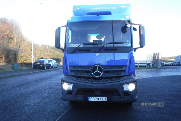 Mercedes Antos 26000kg 6x2 30ft curtainsider rear lift axle. in Down