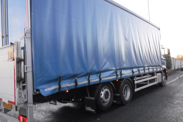 Mercedes Antos 26000kg 6x2 30ft curtainsider rear lift axle. in Down