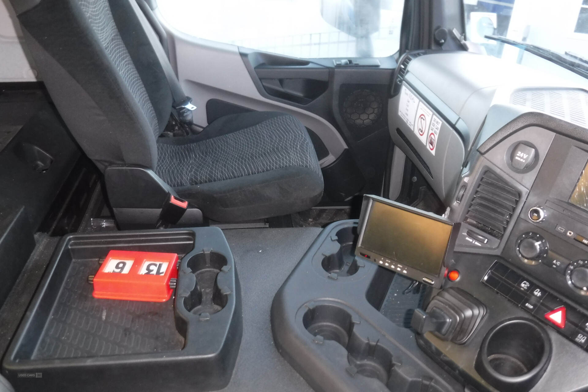 Mercedes Antos 26000kg 6x2 30ft curtainsider rear lift axle. in Down