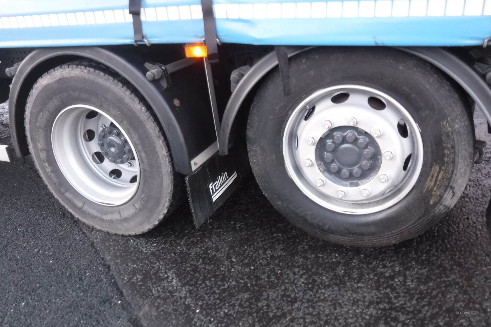 Mercedes Antos 26000kg 6x2 30ft curtainsider rear lift axle. in Down